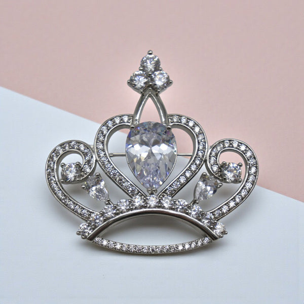 Broșă "Royal Tiara" – Coroană Argintie cu Cristale Zirconiu