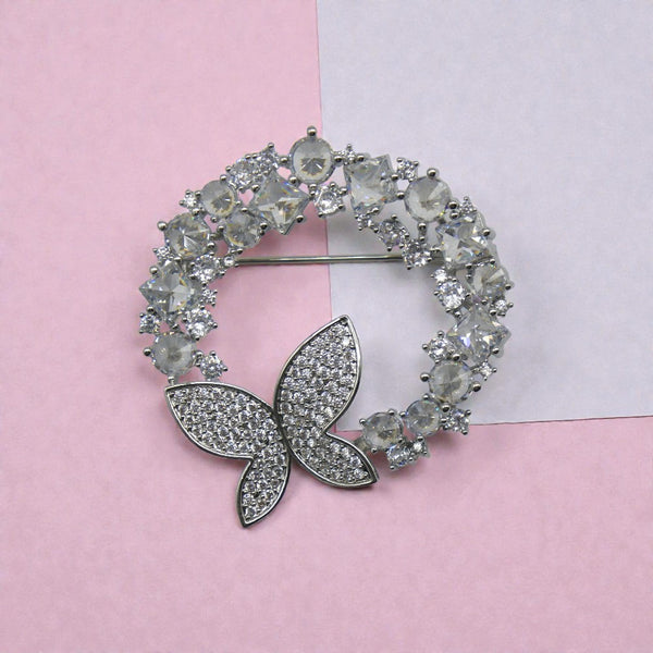 Broșă "Silver Butterfly Circle" – Coroniță Argintie cu Cristale și Fluture