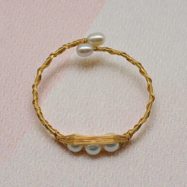 Bratara Bangle Flexibila Aurie cu Perle de Cultura Albe - Design Wire Wrapped Ajustabil