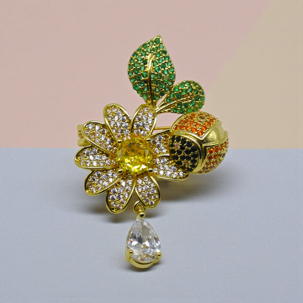 Brosa Premium "Golden Luck" - Floare Aurie cu Buburuza si Zirconiu